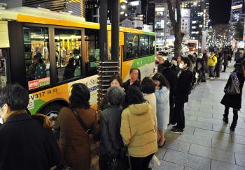 Japan Earthquake Forces Tokyo Commuters to Walk For Miles