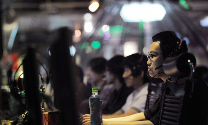 China Tops 300 Million Microbloggers, Officials Wary