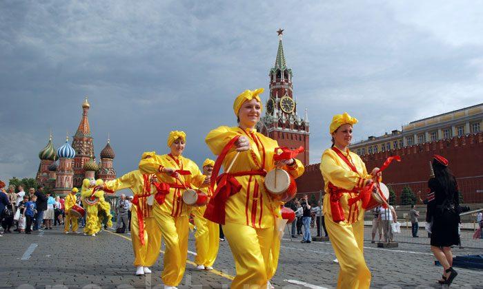 Moscow Police Orchestra Changes Official Tune on Falun Dafa