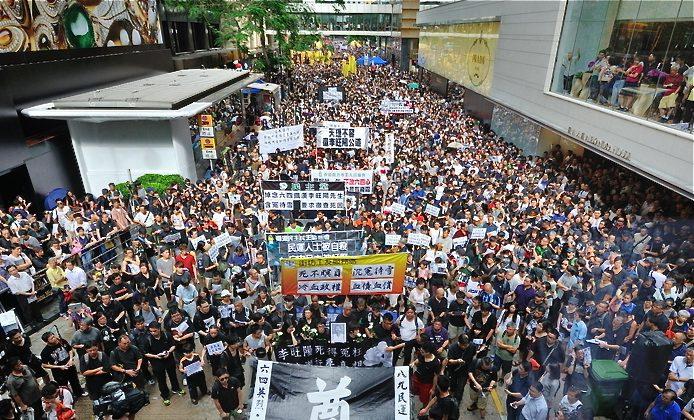 25,000 in Hong Kong Urge Investigation Over Chinese Dissident’s Death