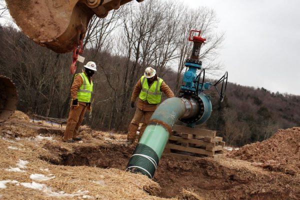 Cabot Oil and Gas employees work on a natural gas valve at a hydraulic fracturing site on Jan. 18, 2012 in South Montrose, Pa. (Spencer Platt/Getty Images)