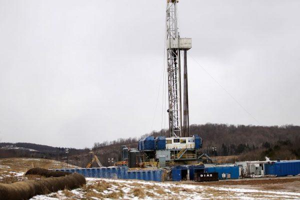A Cabot Oil and Gas natural gas drill stands at a hydraulic fracturing site in South Montrose, Pennsylvania, on January 18, 2012. (Spencer Platt/Getty Images)