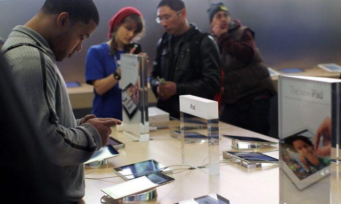Crowds Greet Apple iPad 3 Launch, Stock Surges