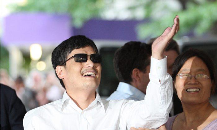 Chen Guangcheng Arrives in the United States, Issues Thanks [with Video]