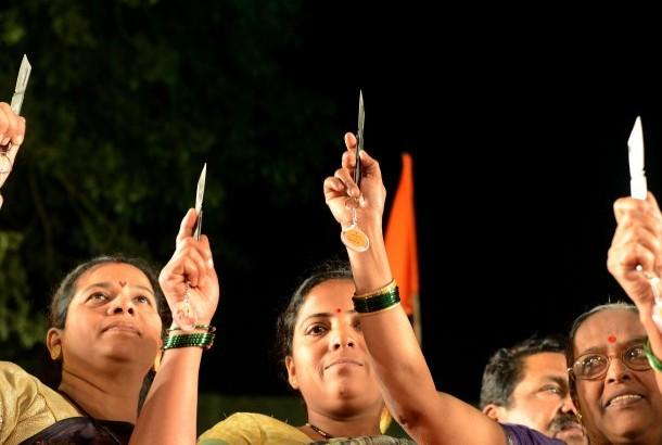 21,000 Knives Given Out to Indian Women to Ward Off Rapists