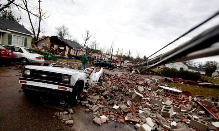 Tornado Tears Through Mississippi Town (+Video)