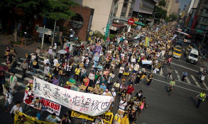 Taiwanese Protest Nuclear Power Plants