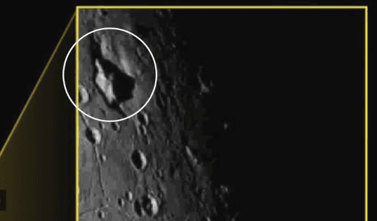 Mysterious ‘Mountain Sitting in a Moat’ Spotted on Pluto’s Moon (Video)