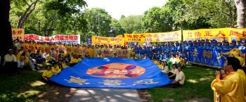 Falun Gong Takes to the Streets in Toronto