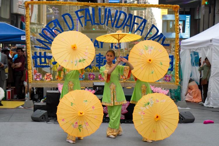 Falun Gong Brings Tranquility to Times Square
