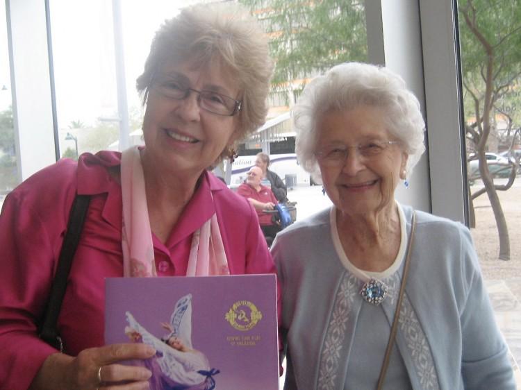 Principal Bassoon Player Delighted by Shen Yun