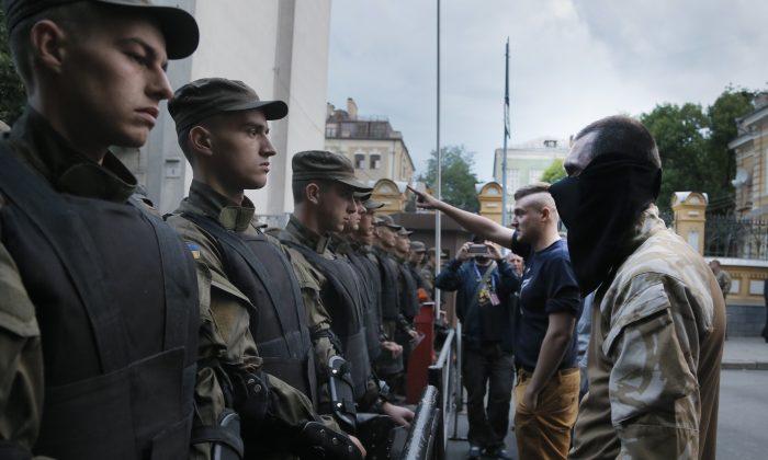 Hundreds of Ukrainian Right-Wingers Rally Against Kiev Govt