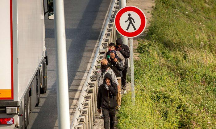 Migrants Surge Across Balkans to Beat Hungary’s Razor Fence