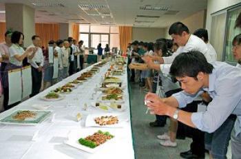 Prominent Chinese Chefs Test Their Culinary Skills