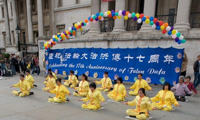 Sunshine and Qigong on World Falun Dafa Day in London