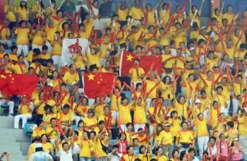 Zealous Chinese Fans Given Workshops on Cheering