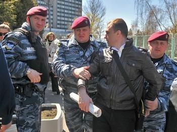 Police Interfere with Protest Against Chinese Official in Ukraine