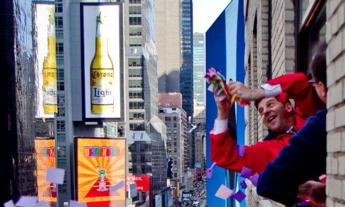 Confetti Falls Down on Times Square to Test its ‘Airworthiness’ (Photo)