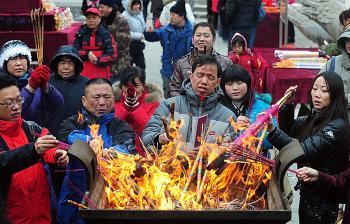 Chinese New Year Worshipers Flood Temples in Asia