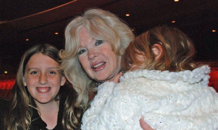 Famous Actress Takes Grandchildren to Shen Yun as Example of Great Work