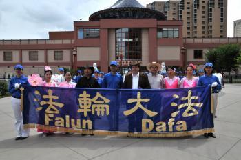 Dignitaries Praise Tian Guo Marching Band and Calgary Falun Dafa Practitioners