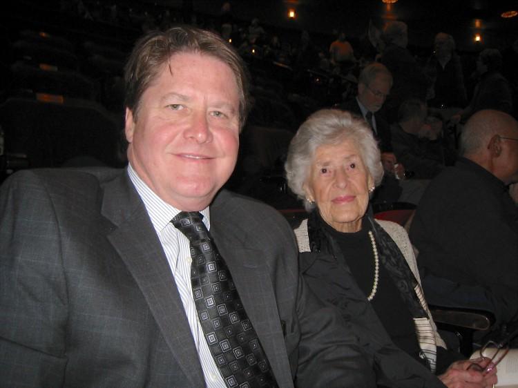 Shen Yun as Christmas Gift Brings Tears to Mother’s Eyes