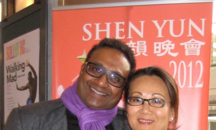 Dentist and Family Find Shen Yun Backdrops ‘a very nice concept’
