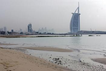 Dubai Authorities in Pollution Clean Up of Tourist Beaches