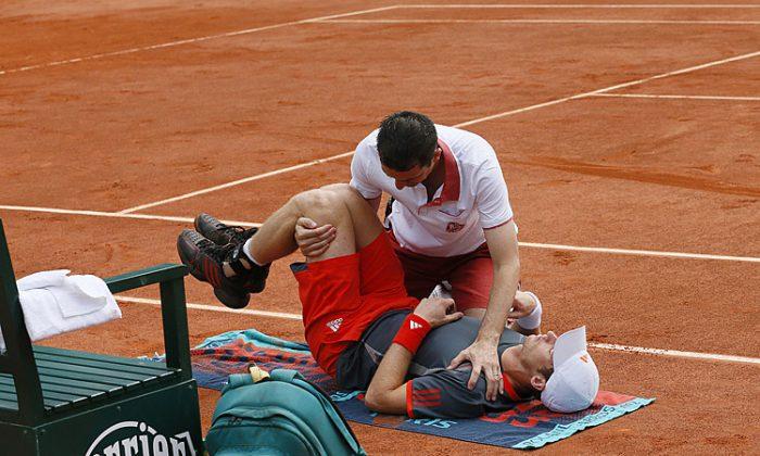 Murray Beats Back Pain to Advance at French Open