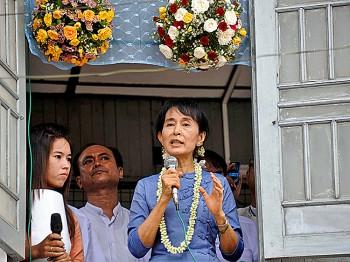 Burma Authorities Send Mixed Messages to Aung San Suu Kyi