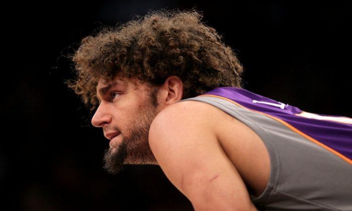 Robin Lopez Goes To Hornets in Three-Team Deal