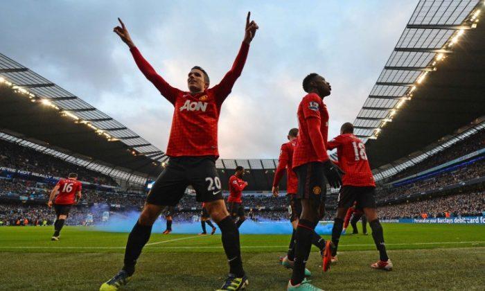 Van Persie Free Kick Wins Manchester Derby for United