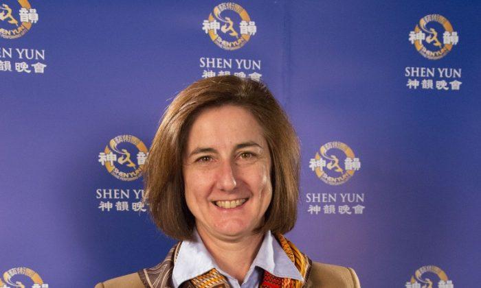 Shen Yun’s Diversity and Colour Engage Banking President and Executive Vice President