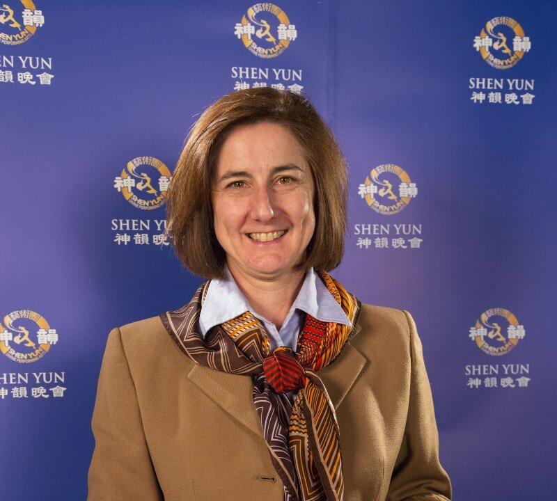 Shen Yun’s Diversity and Colour Engage Banking President and Executive Vice President