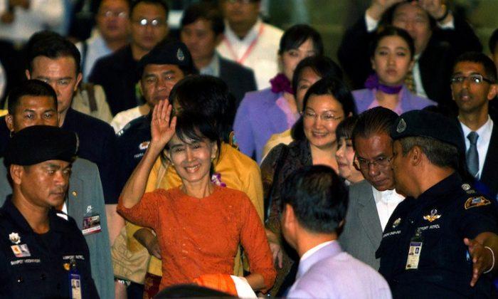 Burma’s Suu Kyi Makes First International Trip