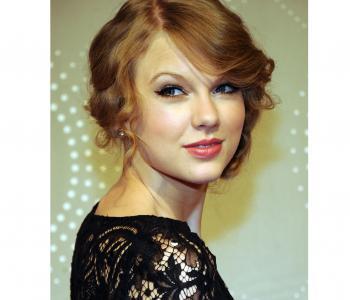 Taylor Swift Earns Entertainer of the Year From EW