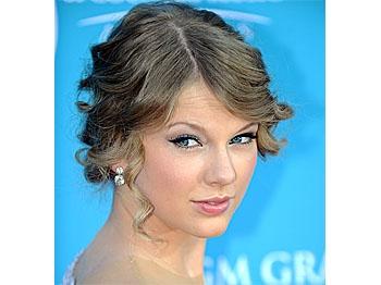 Taylor Swift Joins CoverGirl Cosmetics