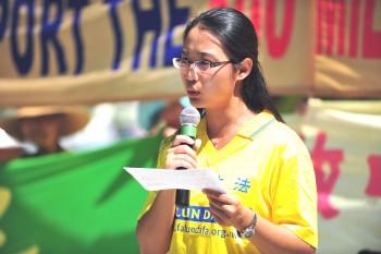 Sonia Zhao gives a speech about the persecution of Falun Dafa in China at a rally in Toronto on August 13, 2011. (Gordon Yu/The Epoch Times)