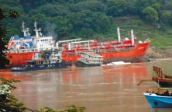 Yangtze River Freighter Sinks after Colliding With Tanker