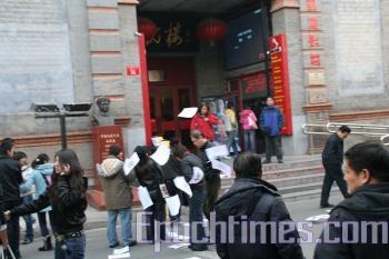 Another Citizen Disseminates Fliers on Beijing’s Busiest Streets