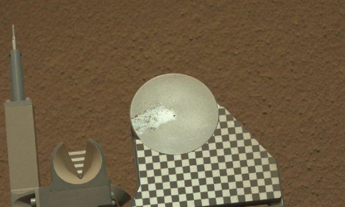 Curiosity Rover Ingests Shiny Object on Mars