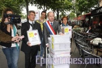 French Politician, Amnesty Int'l Submit Petition to Chinese Embassy