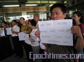 Theater-Goers Protest CCP Interference at Indonesia Shen Yun Show