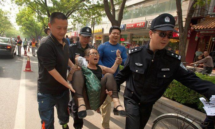 Hundreds Guard Chen Guangcheng During Hospital Stay