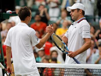 Roddick Tested, Passes to Next Round at Wimbledon