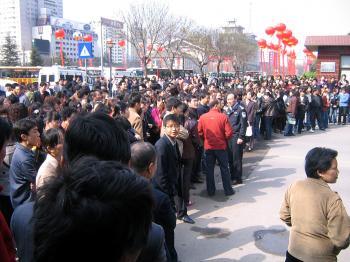 Withheld Wages and Layoffs Force Hundreds of Supermarket Employees to Rally in Shaanxi, China