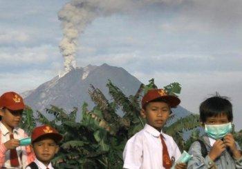 Sumatra Volcano Erupts for Second Day, Thousands Evacuate