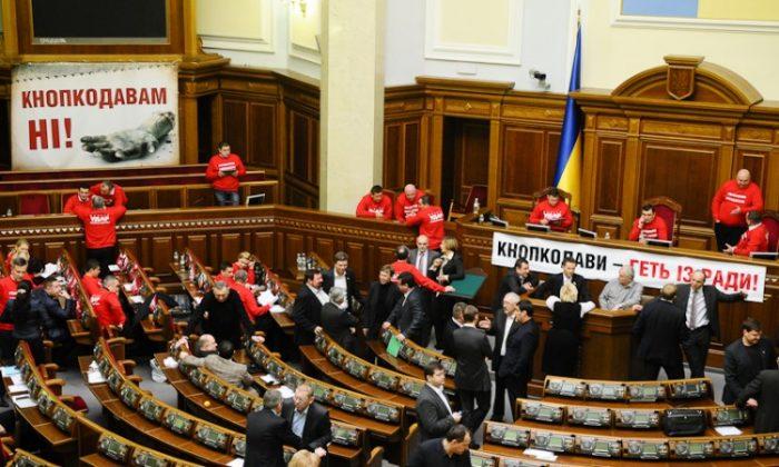 Ukrainian Opposition Blocks Work of Parliament
