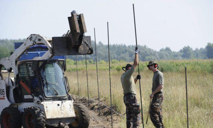 Soldiers in Hungary Begin Building Fence to Stop Migrants