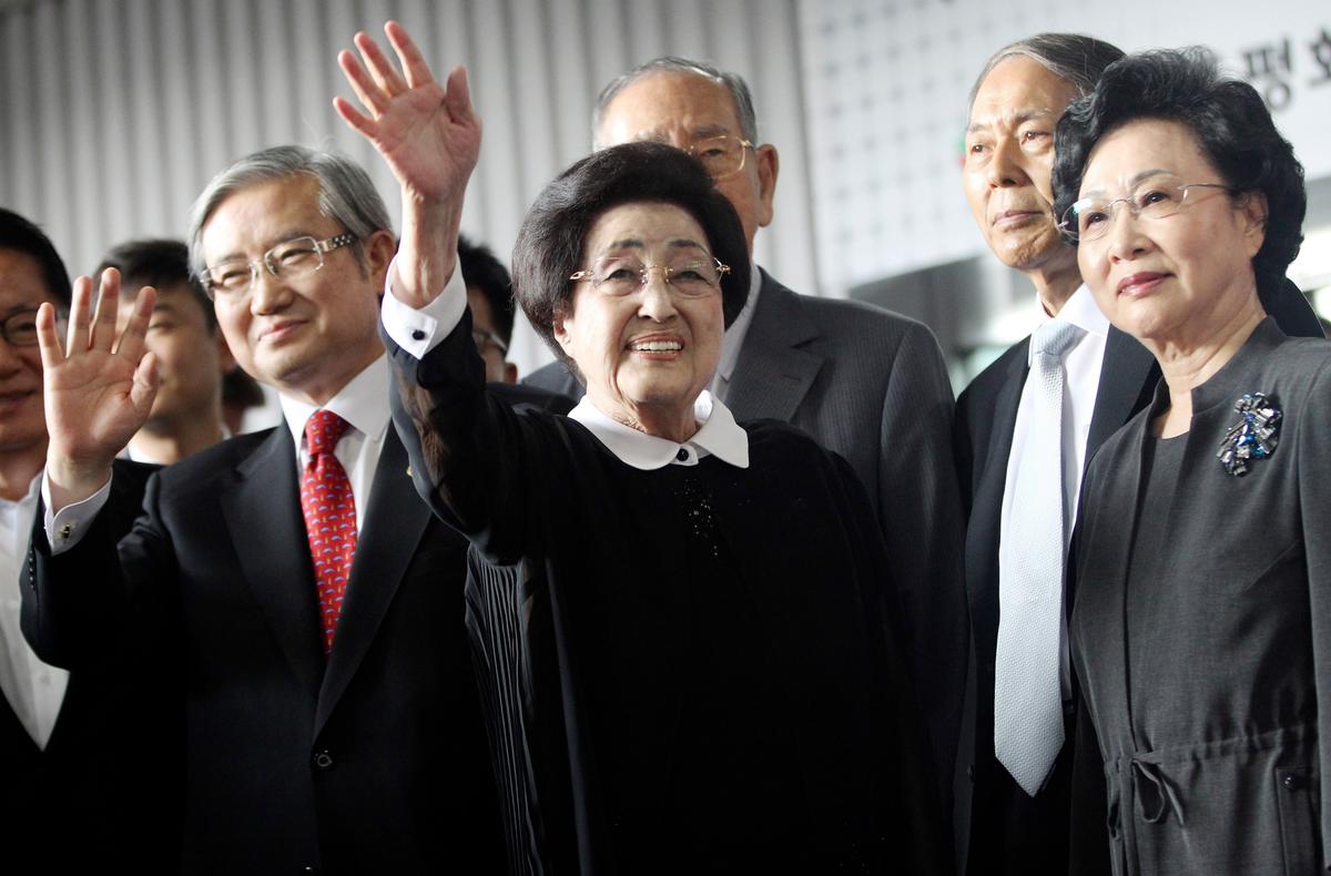 Ex-S. Korea 1St Lady Returns From North Without Meeting Kim